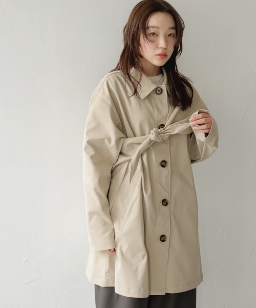 cheriella（シェリエラ）の「【cheriella】マルチWAYスカーフ付きステンカラートレンチ　MULTI-WAY STAIN-COLLAR TRENCH COAT WITH SCARFー春アウター（ステンカラーコート・レディース・アイボリー/ライトベージュ/ブラック・FREE）」の8枚目の写真