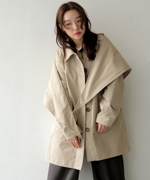 cheriella（シェリエラ）の「【cheriella】マルチWAYスカーフ付きステンカラートレンチ　MULTI-WAY STAIN-COLLAR TRENCH COAT WITH SCARFー春アウター（ステンカラーコート・レディース・アイボリー/ライトベージュ/ブラック・FREE）」の5枚目の写真