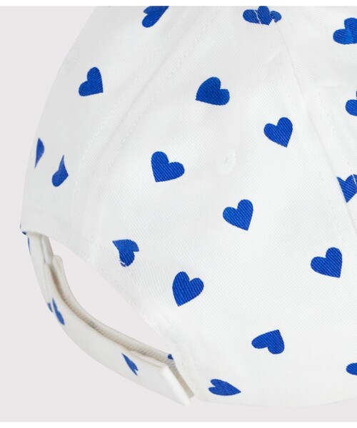 PETIT BATEAU（プチバトー）の「ハートプリントキャップ（キャップ・キッズ・ホワイト×ブルー・4YEAR/8YEAR/12YEAR）」の3枚目の写真