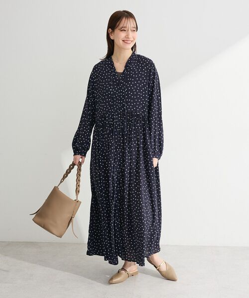 Green　Parks（グリーンパークス）の「スキッパーギャザーワンピース（シャツワンピース・レディース・ドット/チャコールグレー・FREE）」の3枚目の写真