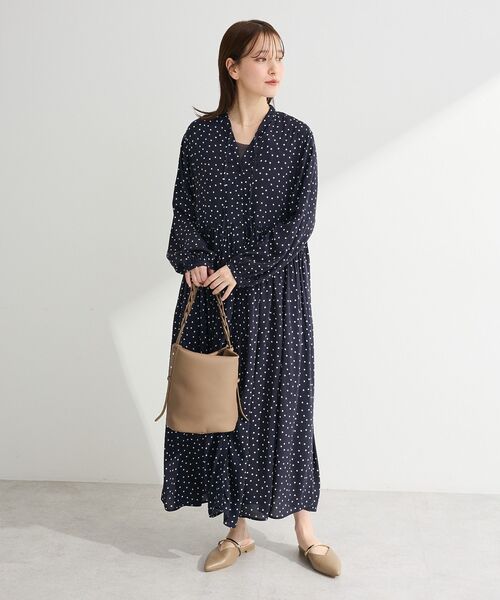 Green　Parks（グリーンパークス）の「スキッパーギャザーワンピース（シャツワンピース・レディース・ドット/チャコールグレー・FREE）」の4枚目の写真