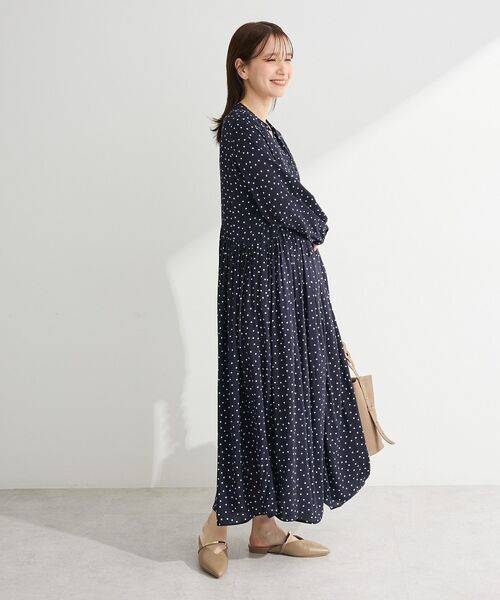 Green　Parks（グリーンパークス）の「スキッパーギャザーワンピース（シャツワンピース・レディース・ドット/チャコールグレー・FREE）」の5枚目の写真