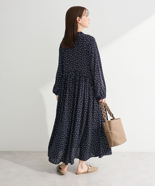 Green　Parks（グリーンパークス）の「スキッパーギャザーワンピース（シャツワンピース・レディース・ドット/チャコールグレー・FREE）」の6枚目の写真