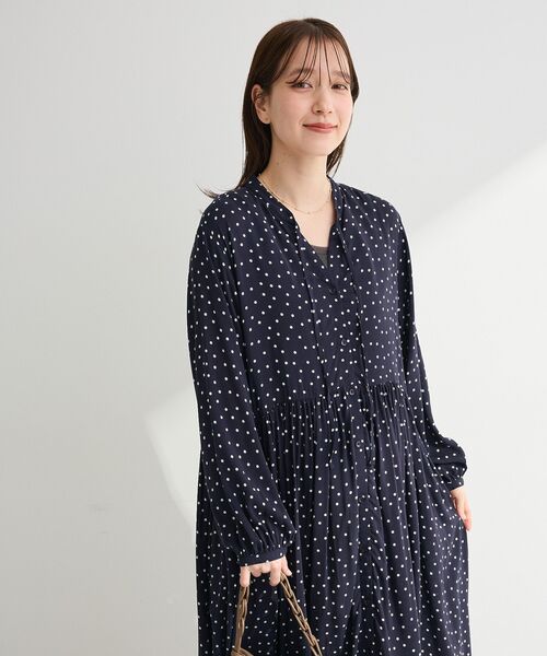 Green　Parks（グリーンパークス）の「スキッパーギャザーワンピース（シャツワンピース・レディース・ドット/チャコールグレー・FREE）」の7枚目の写真