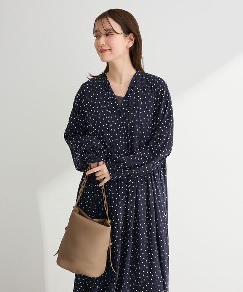 Green　Parks（グリーンパークス）の「スキッパーギャザーワンピース（シャツワンピース・レディース・ドット/チャコールグレー・FREE）」の8枚目の写真