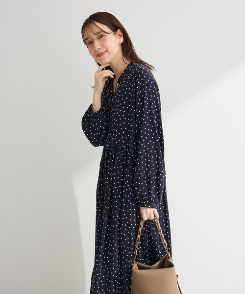 Green　Parks（グリーンパークス）の「スキッパーギャザーワンピース（シャツワンピース・レディース・ドット/チャコールグレー・FREE）」の9枚目の写真