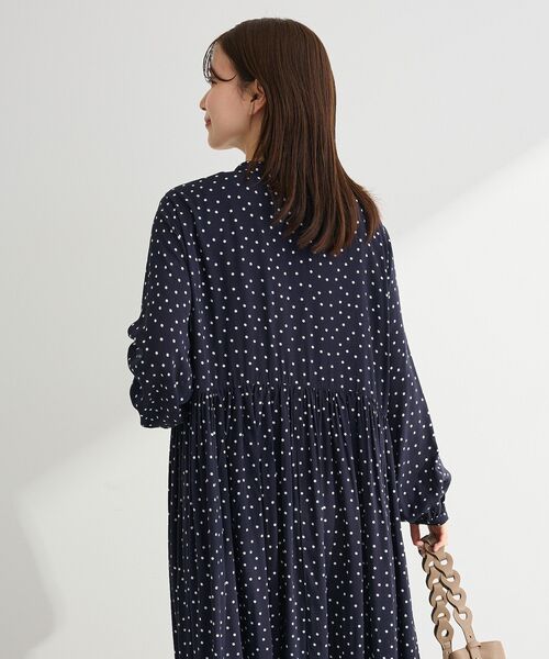 Green　Parks（グリーンパークス）の「スキッパーギャザーワンピース（シャツワンピース・レディース・ドット/チャコールグレー・FREE）」の10枚目の写真