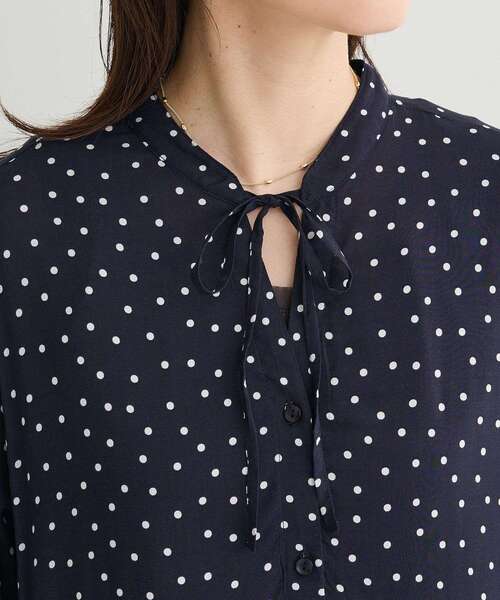 Green　Parks（グリーンパークス）の「スキッパーギャザーワンピース（シャツワンピース・レディース・ドット/チャコールグレー・FREE）」の11枚目の写真