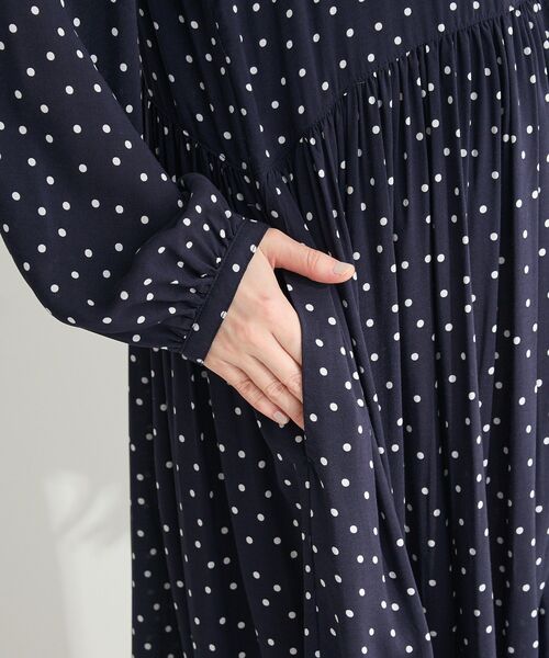 Green　Parks（グリーンパークス）の「スキッパーギャザーワンピース（シャツワンピース・レディース・ドット/チャコールグレー・FREE）」の13枚目の写真