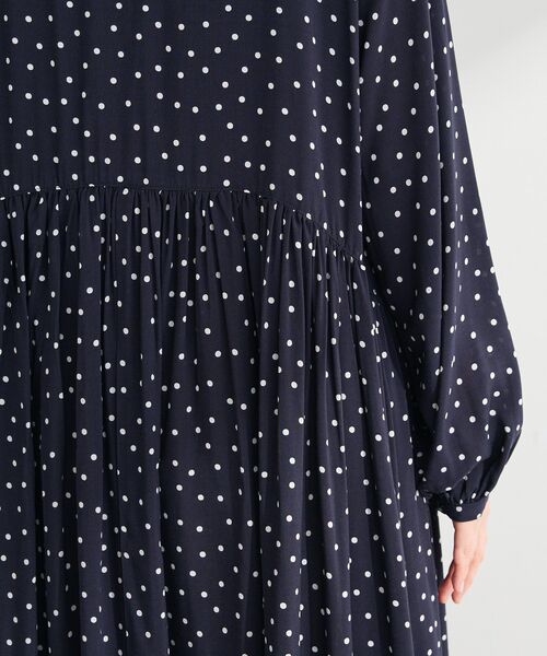 Green　Parks（グリーンパークス）の「スキッパーギャザーワンピース（シャツワンピース・レディース・ドット/チャコールグレー・FREE）」の14枚目の写真