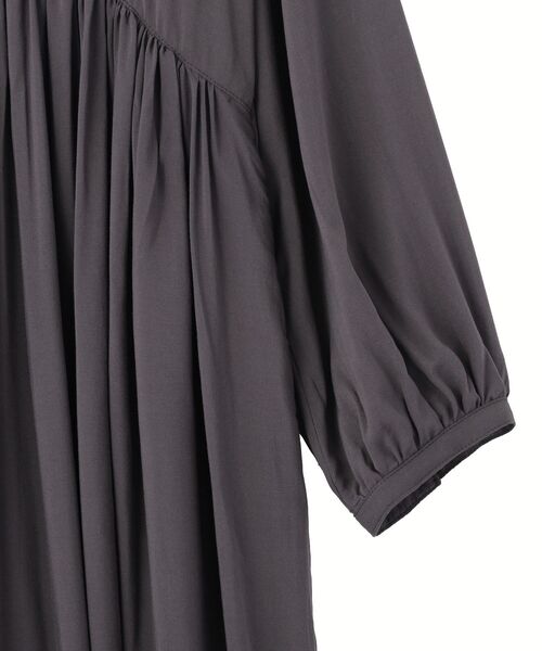 Green　Parks（グリーンパークス）の「スキッパーギャザーワンピース（シャツワンピース・レディース・ドット/チャコールグレー・FREE）」の18枚目の写真
