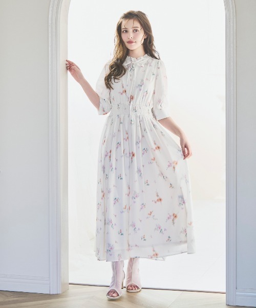 SWINGLE（スウィングル）の「【3/28(Sat)発売】ぼかしフラワーリボンプリントワンピース（ワンピース・レディース・ネイビー/オフホワイト/サックスブルー・FREE）」の2枚目の写真