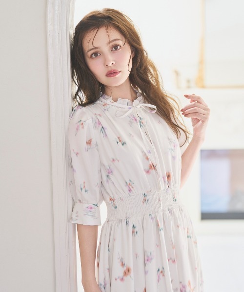 SWINGLE（スウィングル）の「【3/28(Sat)発売】ぼかしフラワーリボンプリントワンピース（ワンピース・レディース・ネイビー/オフホワイト/サックスブルー・FREE）」の5枚目の写真