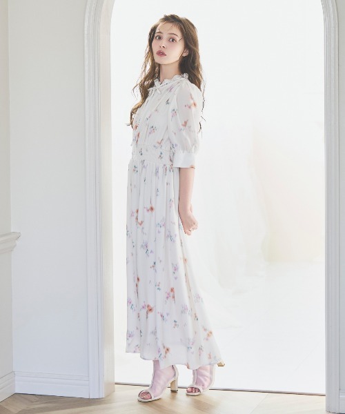 SWINGLE（スウィングル）の「【3/28(Sat)発売】ぼかしフラワーリボンプリントワンピース（ワンピース・レディース・ネイビー/オフホワイト/サックスブルー・FREE）」の4枚目の写真