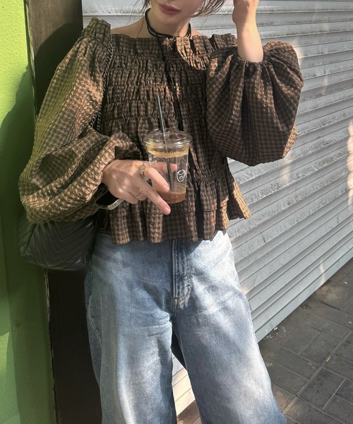 WILLFULLY(ウィルフリー)の「volume sleeve shirring hem tiered BL(シャツ/ブラウス・レディース・アイボリー/チェック/ブラック・FREE)」の4枚目の写真