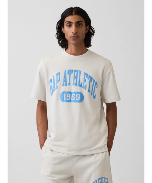 GAP(ギャップ)の「リラックスフィット フレンチテリー グラフィックTシャツ(スウェット・メンズ・グリーン/ネイビー/イエロー/ブルー/オフホワイト/ブラック・L/M/S/XS/XL)」の2枚目の写真