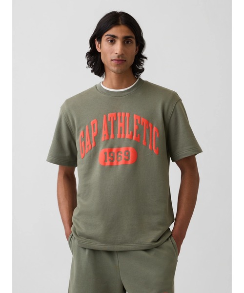 GAP(ギャップ)の「リラックスフィット フレンチテリー グラフィックTシャツ(スウェット・メンズ・グリーン/ネイビー/イエロー/ブルー/オフホワイト/ブラック・L/M/S/XS/XL)」の3枚目の写真