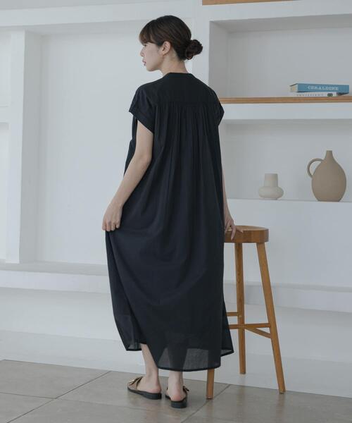 URBAN RESEARCH Sonny Label（アーバンリサーチサニーレーベル）の「エアリーコットンピンタックワンピース（ワンピース・レディース・ブルー/ブラック/ブラウン・FREE）」の9枚目の写真