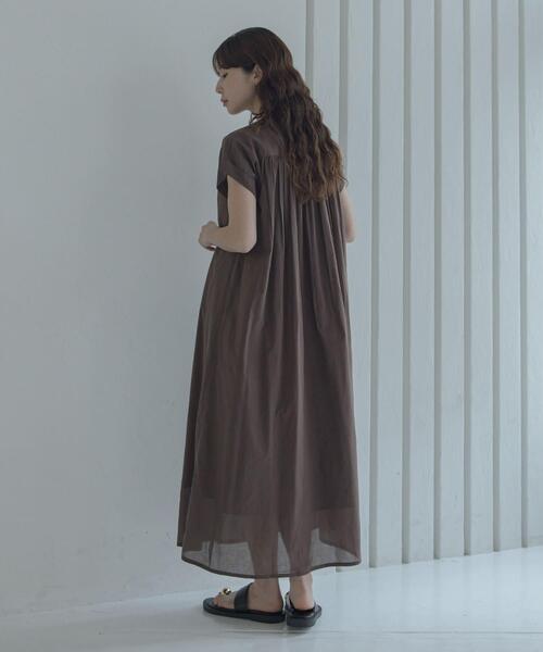 URBAN RESEARCH Sonny Label（アーバンリサーチサニーレーベル）の「エアリーコットンピンタックワンピース（ワンピース・レディース・ブルー/ブラック/ブラウン・FREE）」の17枚目の写真