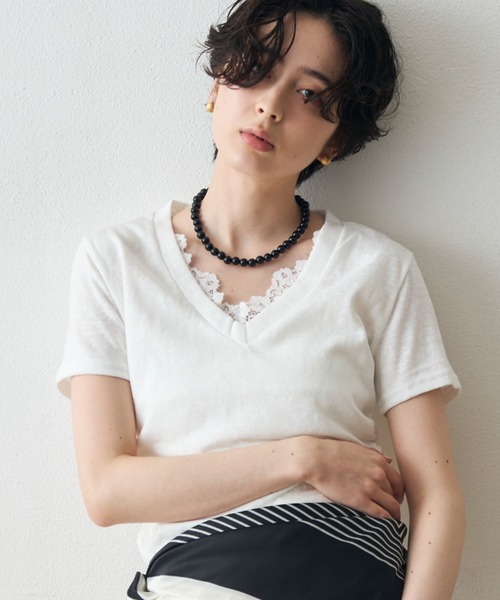 Trish(トリッシュ)の「レースレイヤードライクVネックTシャツ(Tシャツ/カットソー・レディース・チャコールグレー/ホワイト・FREE)」の1枚目の写真