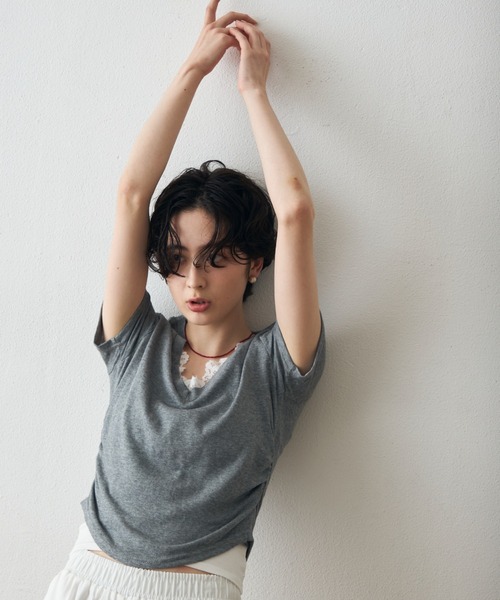Trish(トリッシュ)の「レースレイヤードライクVネックTシャツ(Tシャツ/カットソー・レディース・チャコールグレー/ホワイト・FREE)」の20枚目の写真