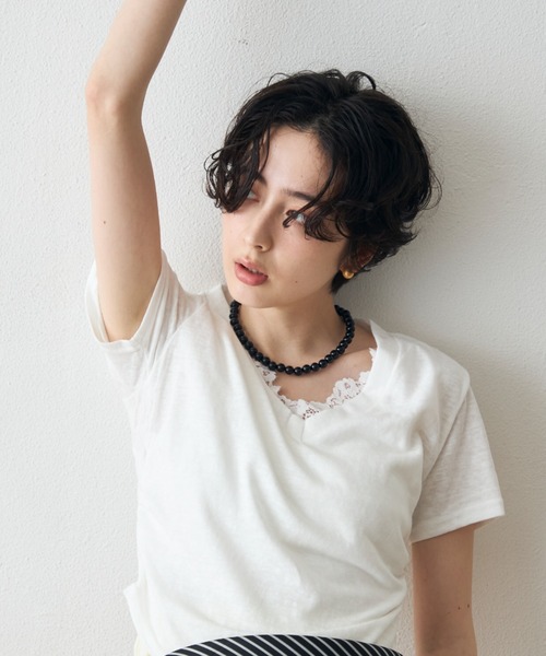 Trish(トリッシュ)の「レースレイヤードライクVネックTシャツ(Tシャツ/カットソー・レディース・チャコールグレー/ホワイト・FREE)」の5枚目の写真