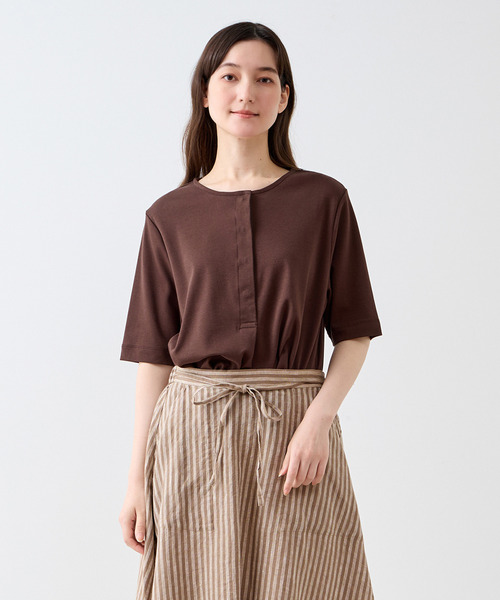 LOGEMENT DE CLAIRE(ロジュモンドクレール)の「ヘンリーハーフスリーブプルオーバー(Tシャツ/カットソー・レディース・オフホワイト/ブラウン/ブラック・FREE)」の3枚目の写真