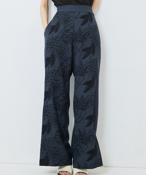 UJOH(ウジョー)の「【UJOH/ウジョー】《STUDIOUS別注》 FLOWER LACE POCKET PANTS/フラワーレースポケットパンツ(その他パンツ・レディース・ネイビー/キナリ・1/2/3)」の3枚目の写真