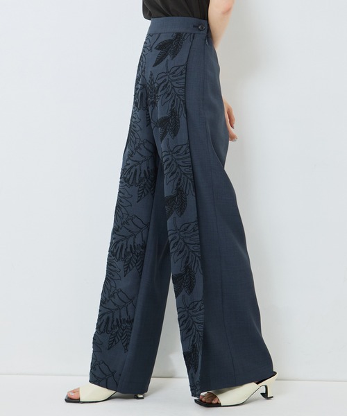 UJOH(ウジョー)の「【UJOH/ウジョー】《STUDIOUS別注》 FLOWER LACE POCKET PANTS/フラワーレースポケットパンツ(その他パンツ・レディース・ネイビー/キナリ・1/2/3)」の4枚目の写真
