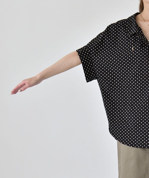 quaranciel(カランシエル)の「quaranciel:〈手洗い可能〉サッカー ドロストカラー スキッパー シャツ ブラウス(シャツ/ブラウス・レディース・ネイビー/ブラック/オフホワイト/ブルー・ONE SIZE)」の8枚目の写真