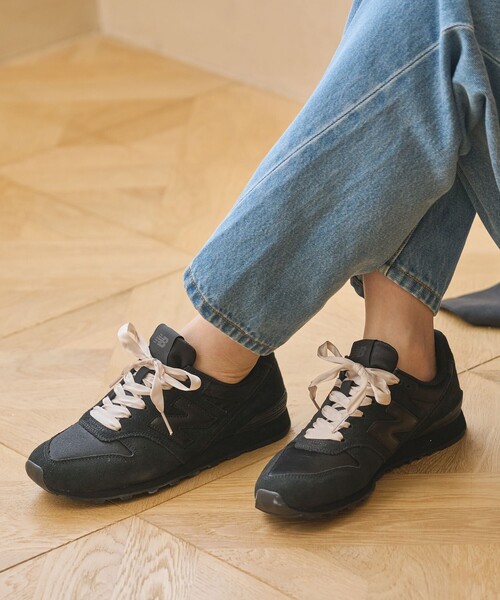 NEW BALANCE(ニューバランス)の「<New Balance>W996 サテンシューレース スニーカー(スニーカー・レディース・ダークブラウン/オフホワイト/ブラック・22.5cm/23cm/23.5cm/24cm/24.5cm/25cm)」の4枚目の写真