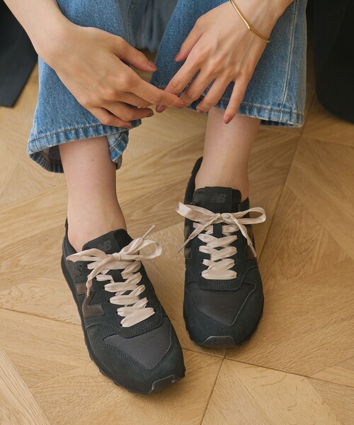 NEW BALANCE(ニューバランス)の「<New Balance>W996 サテンシューレース スニーカー(スニーカー・レディース・ダークブラウン/オフホワイト/ブラック・22.5cm/23cm/23.5cm/24cm/24.5cm/25cm)」の5枚目の写真