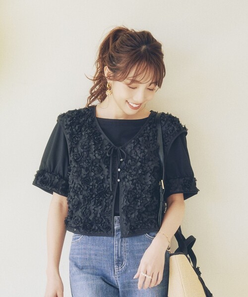 TO BE CHIC(トゥー ビー シック)の「【冨張 愛さん着用】フラワーチュール ショートジレ(ベスト・レディース・オフホワイト/ブラック・40)」の2枚目の写真