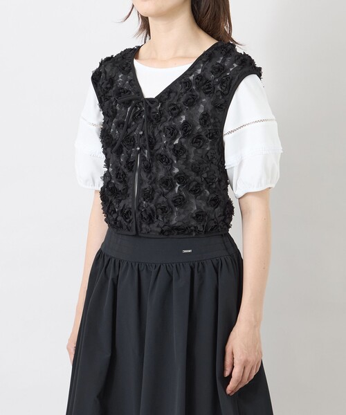 TO BE CHIC(トゥー ビー シック)の「【冨張 愛さん着用】フラワーチュール ショートジレ(ベスト・レディース・オフホワイト/ブラック・40)」の10枚目の写真