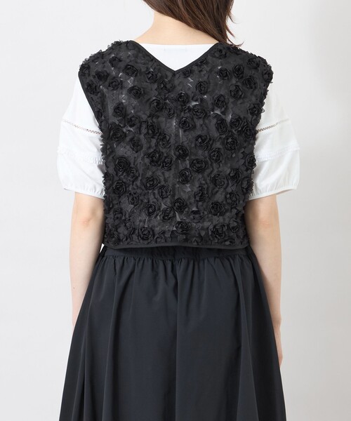 TO BE CHIC(トゥー ビー シック)の「【冨張 愛さん着用】フラワーチュール ショートジレ(ベスト・レディース・オフホワイト/ブラック・40)」の9枚目の写真
