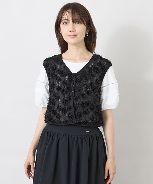 TO BE CHIC(トゥー ビー シック)の「【冨張 愛さん着用】フラワーチュール ショートジレ(ベスト・レディース・オフホワイト/ブラック・40)」の3枚目の写真