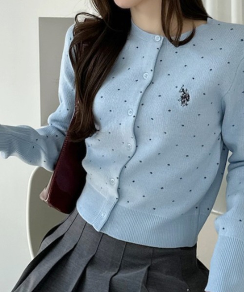 U.S. POLO ASSN.(ユーエスポロアッスン)の「【Ada.別注 U.S. POLO ASSN.】 ショート丈 コンパクト ドット カーディガン(カーディガン/ボレロ・レディース・サックスブルー/アイボリー/ブラック・S/M)」の1枚目の写真