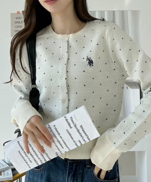 U.S. POLO ASSN.(ユーエスポロアッスン)の「【Ada.別注 U.S. POLO ASSN.】 ショート丈 コンパクト ドット カーディガン(カーディガン/ボレロ・レディース・サックスブルー/アイボリー/ブラック・S/M)」の2枚目の写真