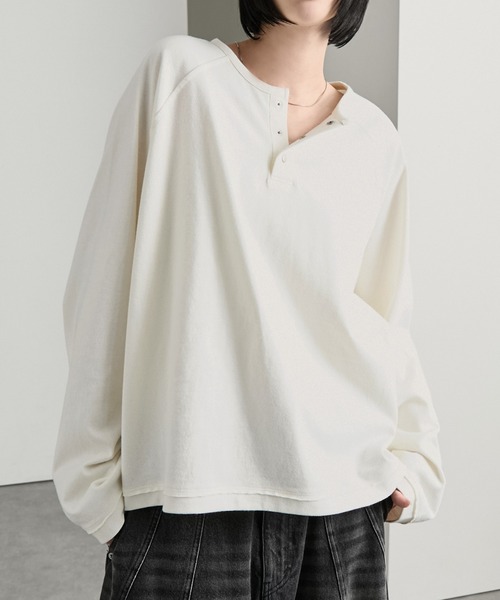 cussil（クシル）の「【cussil/クシル】ラグラン メタルスナップボタン ヘンリーネックロンT（Tシャツ/カットソー・メンズ・ブラック/ホワイト・S/M/L）」の2枚目の写真