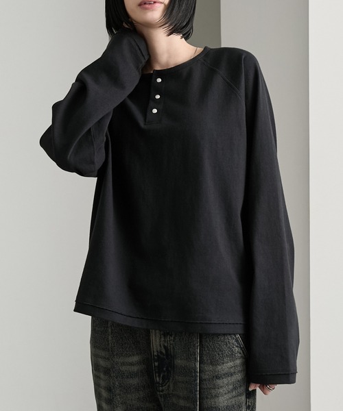 cussil（クシル）の「【cussil/クシル】ラグラン メタルスナップボタン ヘンリーネックロンT（Tシャツ/カットソー・メンズ・ブラック/ホワイト・S/M/L）」の4枚目の写真