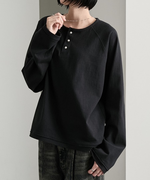 cussil（クシル）の「【cussil/クシル】ラグラン メタルスナップボタン ヘンリーネックロンT（Tシャツ/カットソー・メンズ・ブラック/ホワイト・S/M/L）」の5枚目の写真