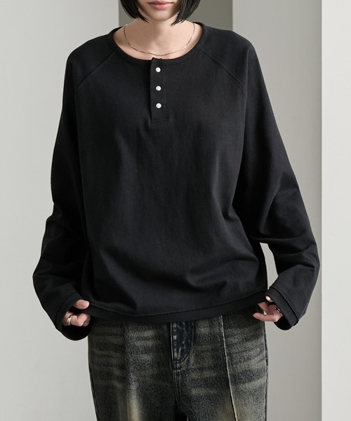 cussil（クシル）の「【cussil/クシル】ラグラン メタルスナップボタン ヘンリーネックロンT（Tシャツ/カットソー・メンズ・ブラック/ホワイト・S/M/L）」の3枚目の写真