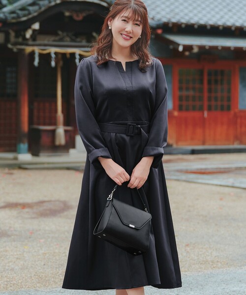 Tiaclasse(ティアクラッセ)の「【大きいサイズ】【安めぐみさん着用】キーネックポケットワンピース(ワンピース・レディース・ボルドー/パープル系/ネイビー・XL/XXL)」の1枚目の写真