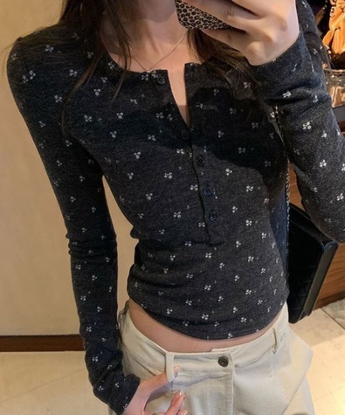 AVYL(アヴィル)の「ラインストーンロゴ オフショルスウェット(ニット/セーター・レディース・ダークグレー・M)」の6枚目の写真