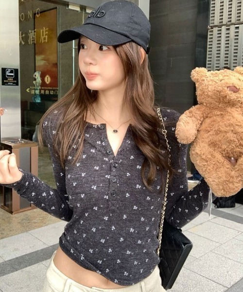 AVYL(アヴィル)の「ラインストーンロゴ オフショルスウェット(ニット/セーター・レディース・ダークグレー・M)」の9枚目の写真