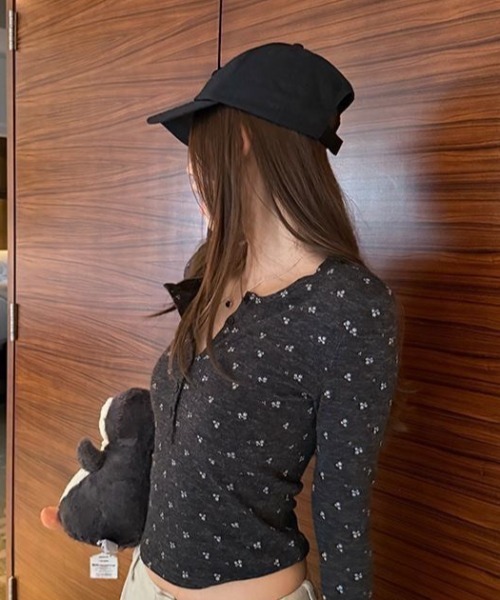 AVYL(アヴィル)の「ラインストーンロゴ オフショルスウェット(ニット/セーター・レディース・ダークグレー・M)」の5枚目の写真