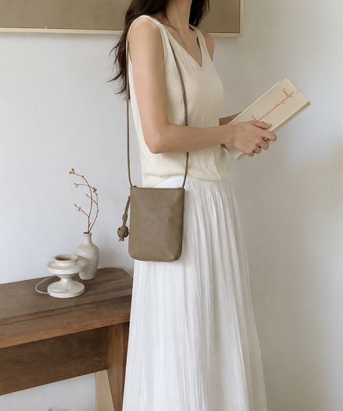 Miniministore(ミニミニストア)の「結びチャーム付き ミニショルダーバッグ(ショルダーバッグ・レディース・ブルーグリーン/ブラック/パープル/ダークベージュ/キャメル・FREE)」の1枚目の写真