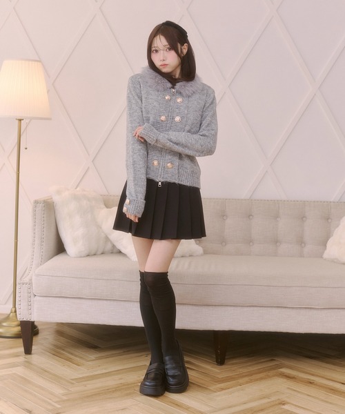 Rmine(アールマイン)の「ファー襟 ナポレオン ゴールドボタン ジップアップ ニット(カーディガン/ボレロ・レディース・ホワイト/ベージュ/グレー・FREE)」の16枚目の写真
