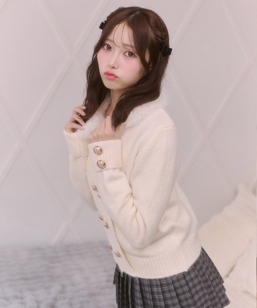Rmine(アールマイン)の「ファー襟 ナポレオン ゴールドボタン ジップアップ ニット(カーディガン/ボレロ・レディース・ホワイト/ベージュ/グレー・FREE)」の6枚目の写真