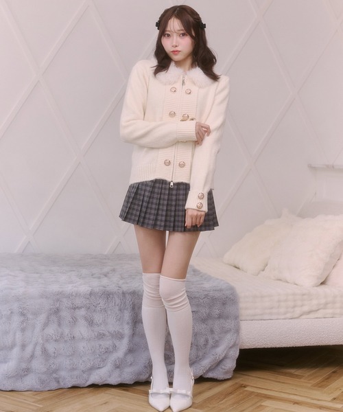 Rmine(アールマイン)の「ファー襟 ナポレオン ゴールドボタン ジップアップ ニット(カーディガン/ボレロ・レディース・ホワイト/ベージュ/グレー・FREE)」の10枚目の写真